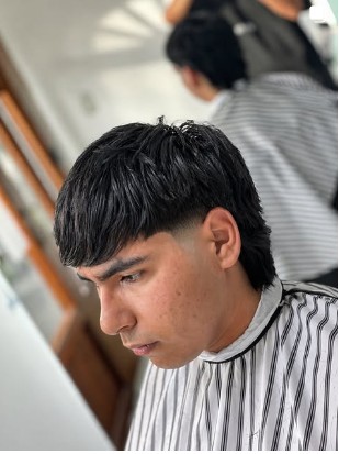 Corte de perfil con tatuaje